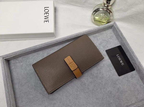 超激安ブランド財布偽物正面デザイン